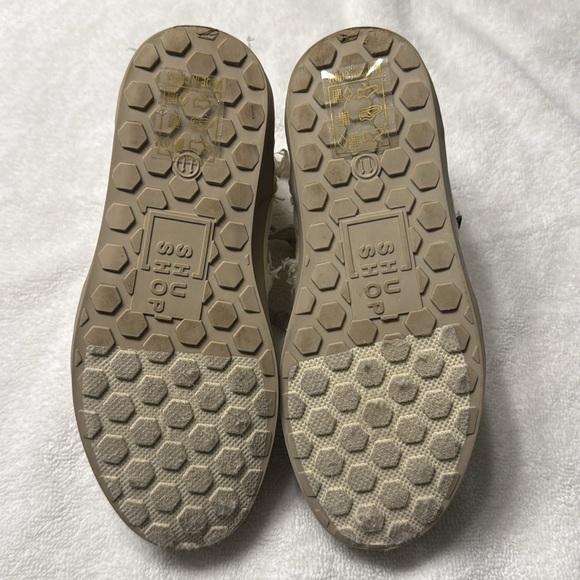 ShuShop Canvas High-top Sneakers - Picture 6 of 7